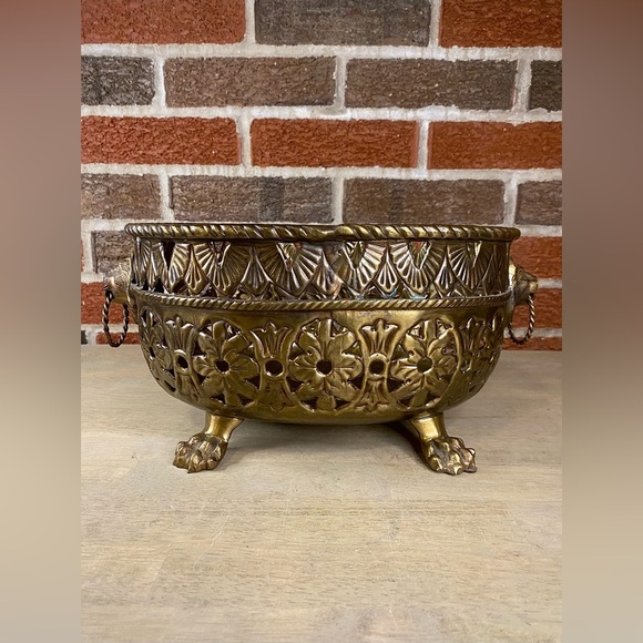 Decorative Crafts Inc Large Brass Jardiniere with Lion Heads and Paws MCM - Picture 1 of 11